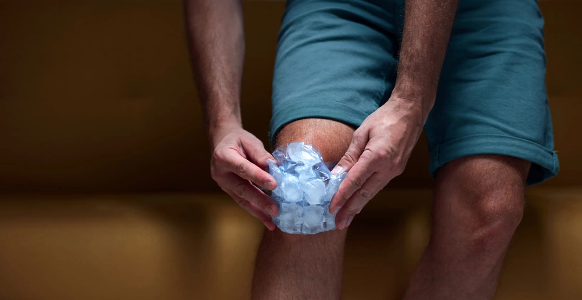 Man koelt zijn knie vanwege jumpers knee | Bodycare Fysiotherapie en Leefstijl in Son en Breugel