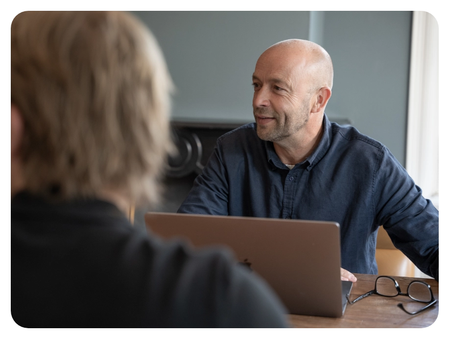 Menno van der Pluijm in overleg