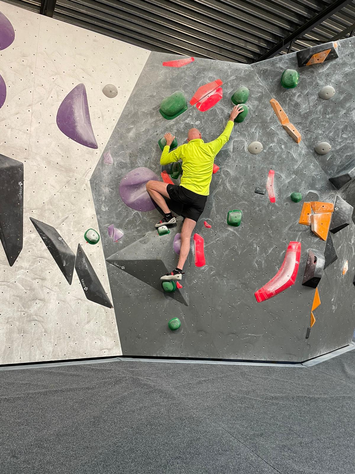 Etiënne aan het boulderen.