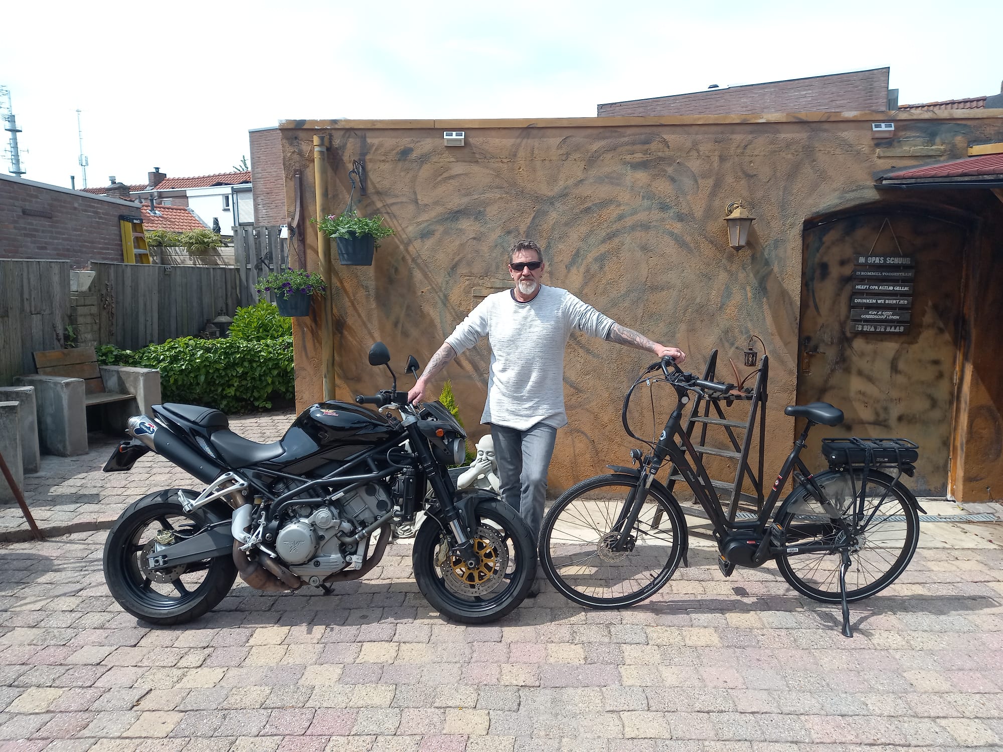 Mark met zijn fiets en motor. 