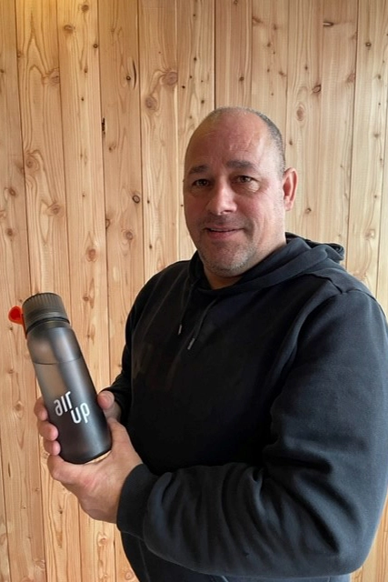 John Beljaars met zijn Air-up fles