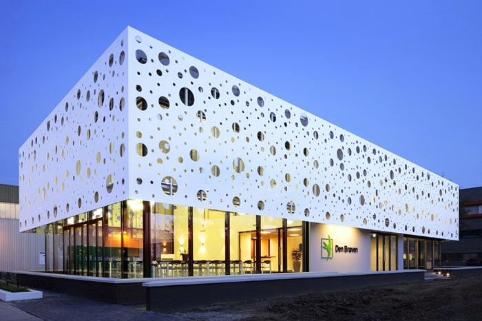 daktoegang-bedrijfsgebouw-dakluiken.jpg
